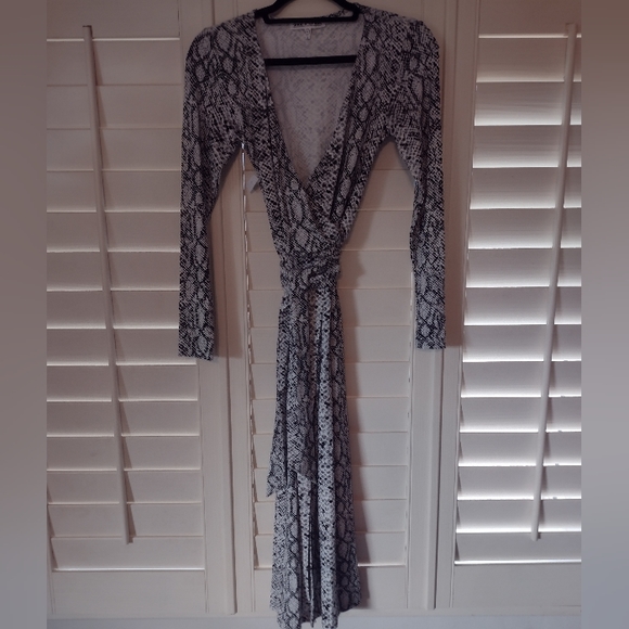 Good American snake print wrap around long sleeve dress - Picture 5 of 8